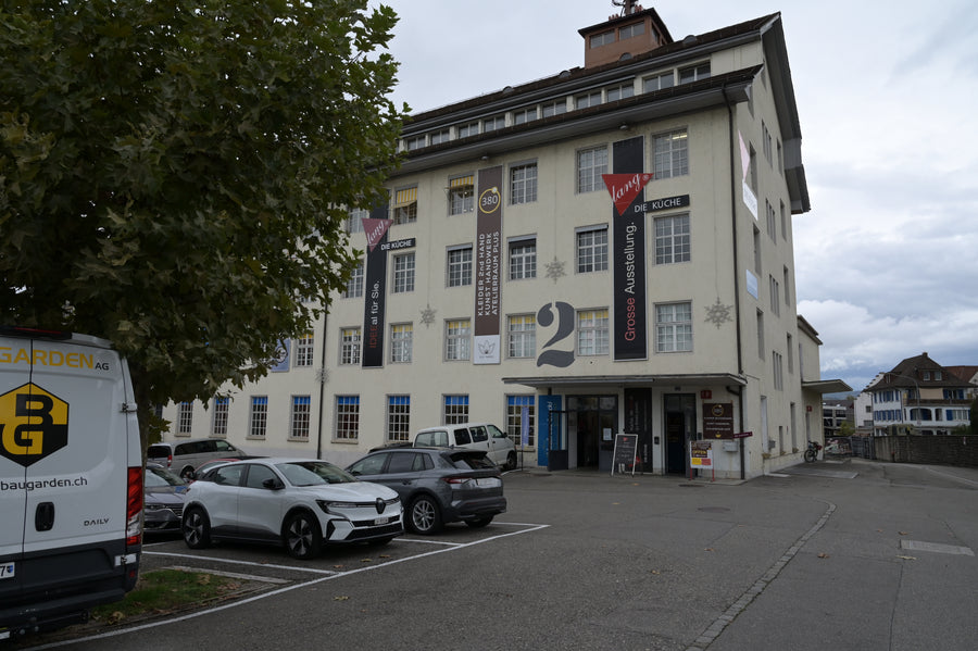 Multi-story building with a showroom in Niederlenz, with on-site parking